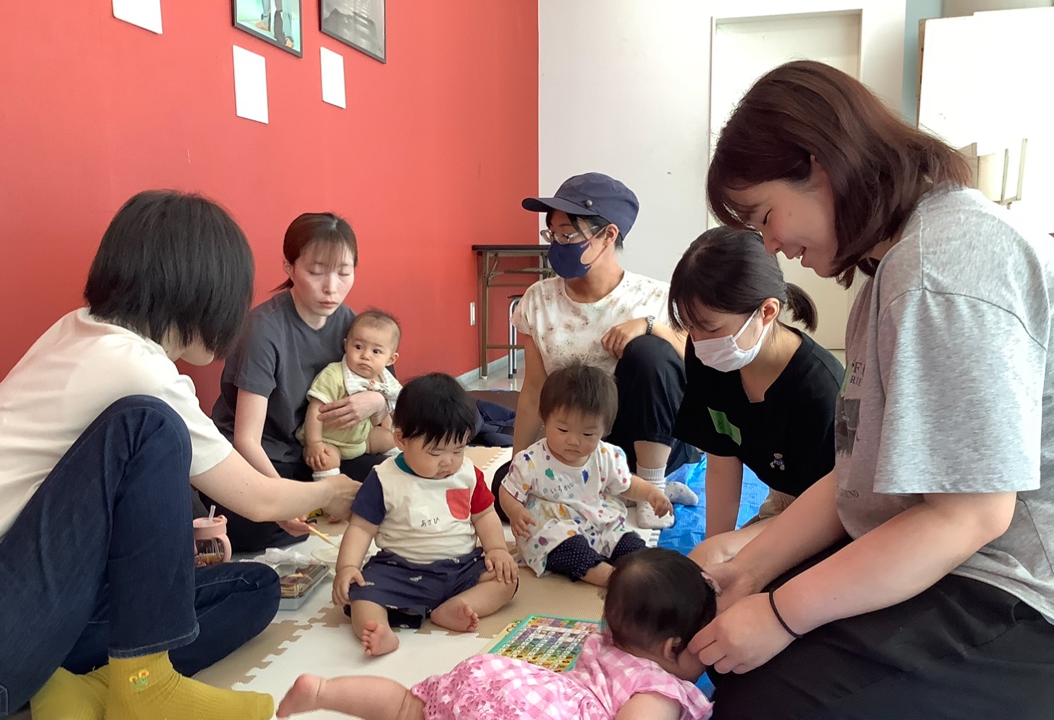複数の親子が集まって交流している様子