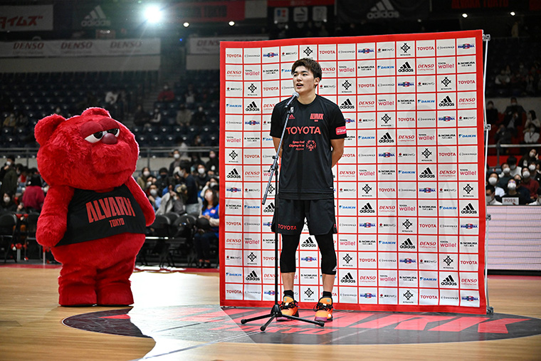 アルパルク東京の安藤選手がオレンジリボンの呼びかけをする様子