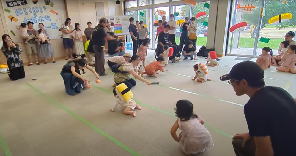 【はじめの100か月の育ちビジョン　HUGくみフェスタ】　日出町地域子育て支援センターHUGくみ の様子