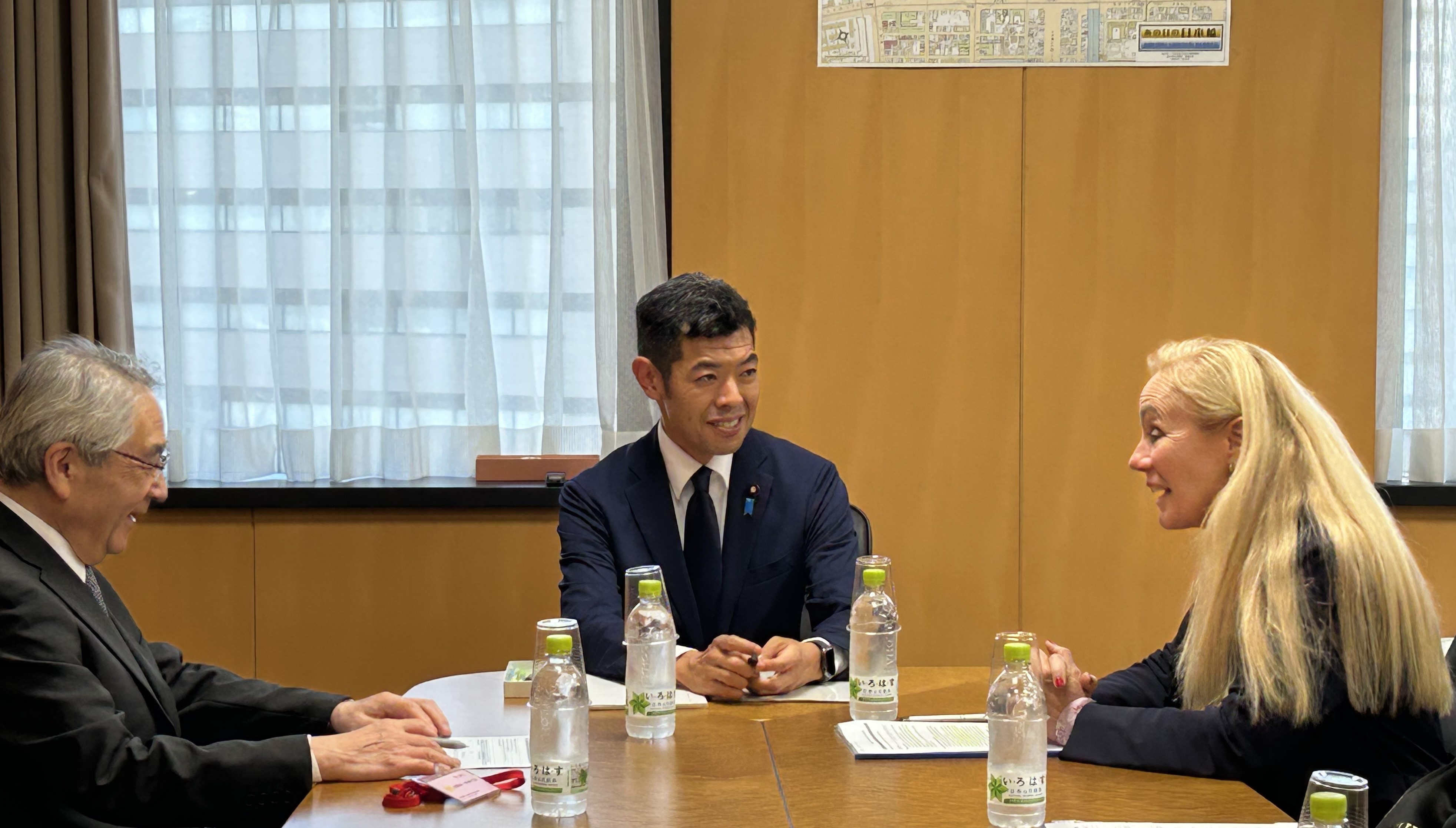 ファン・デル・ハイデン ユニセフ事務局次長と辻󠄀副大臣との面会の様子