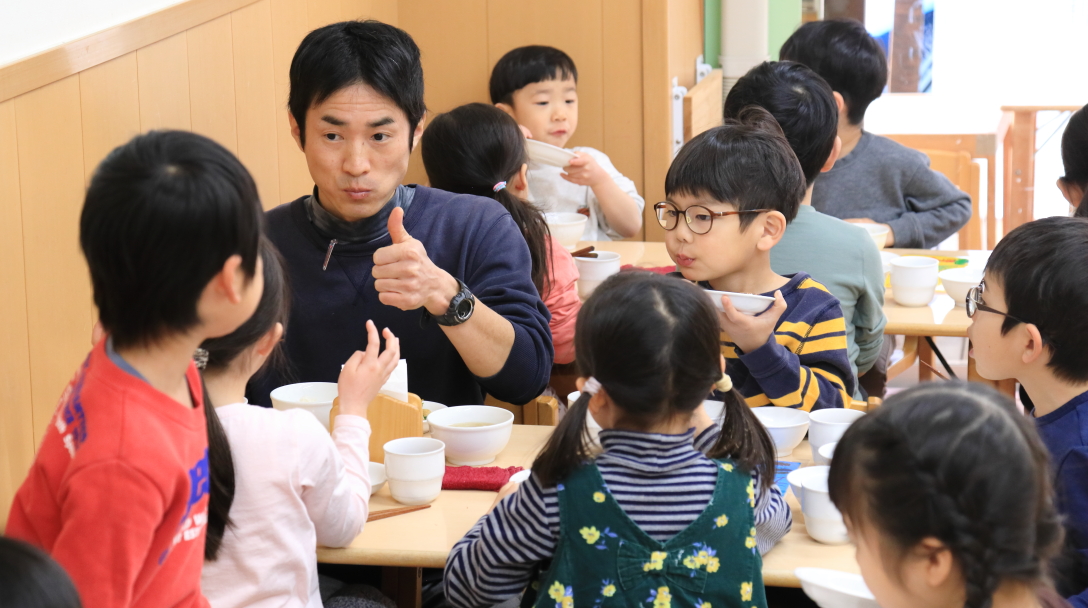 給食タイムの写真