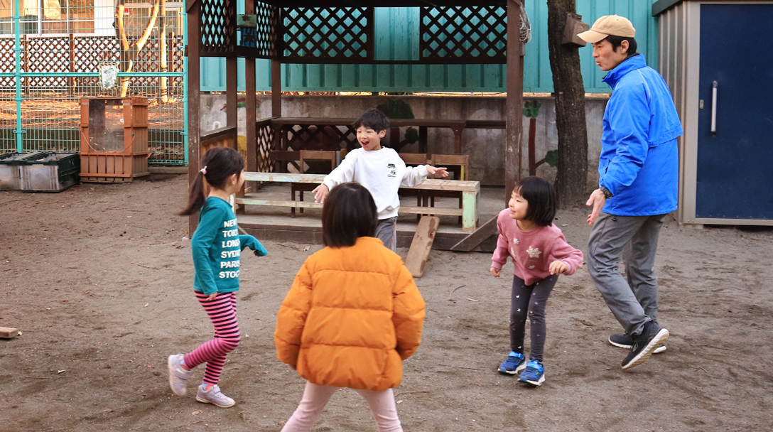 園庭で遊ぶ様子の写真