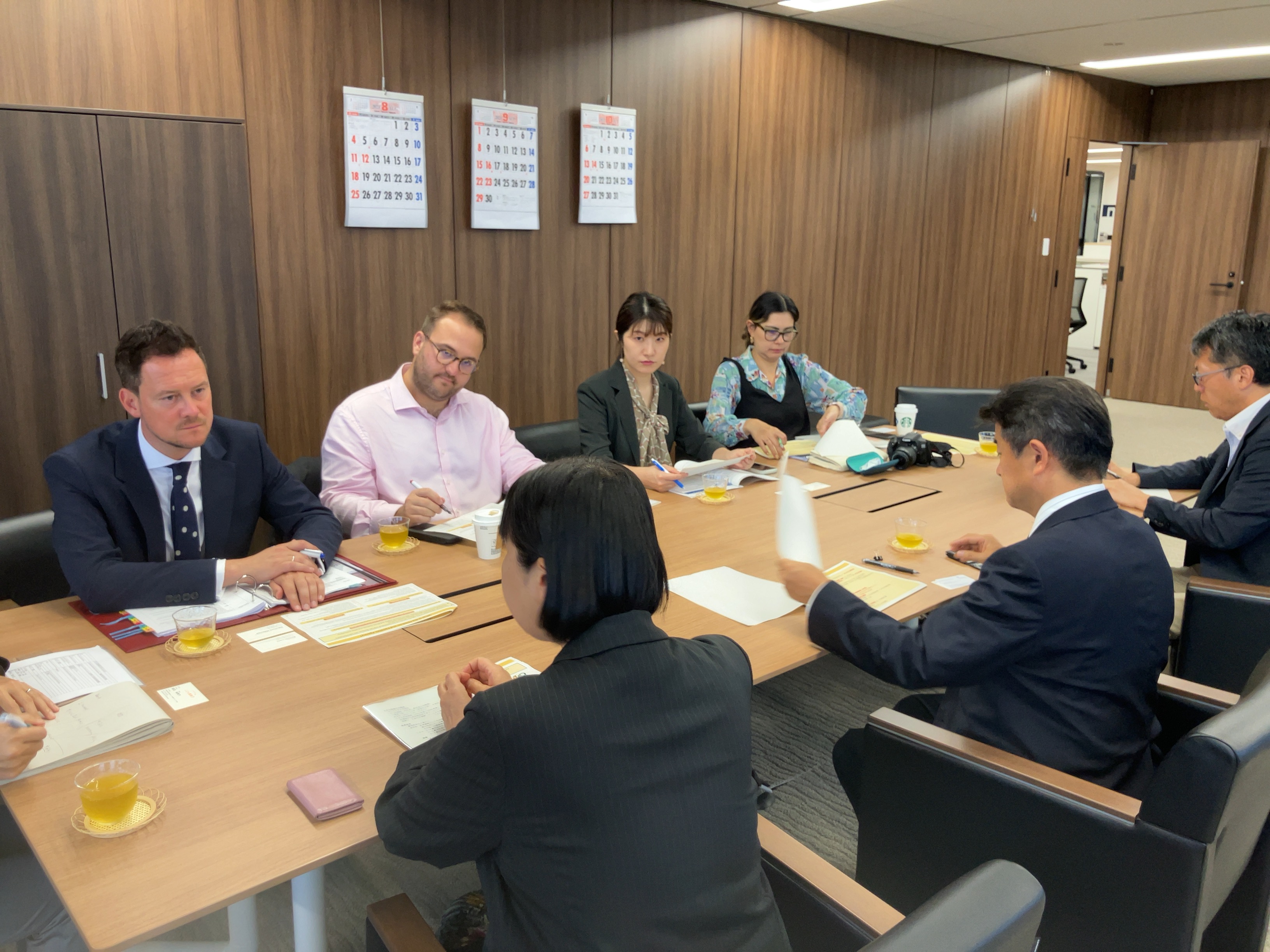 英国教育省モーガン政務次官と渡辺長官との意見交換の様子