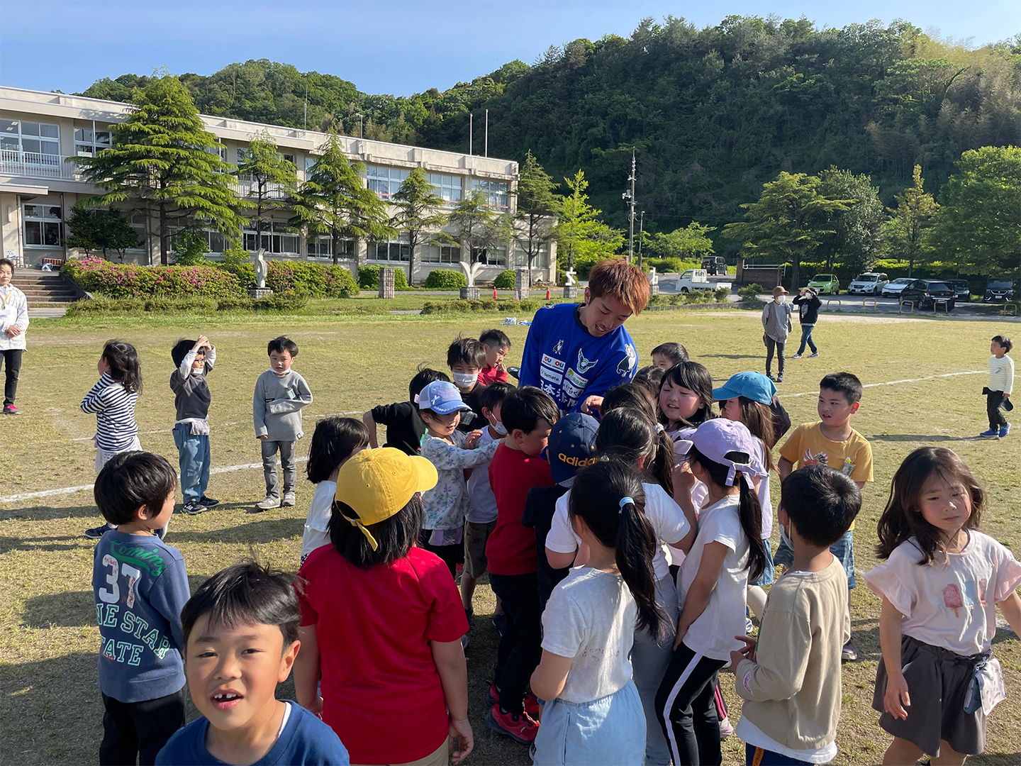 ガイナーレ鳥取の選手やスタッフと遊ぶ子供達