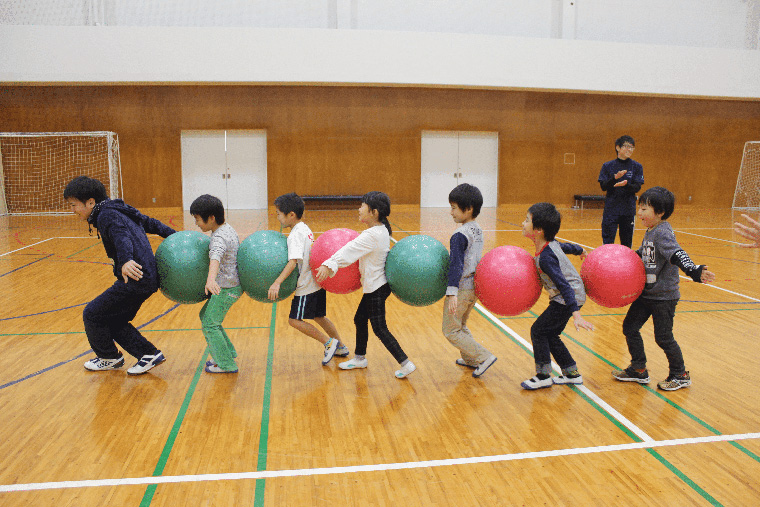 南九州大学子ども教育学科のチャレンジ運動教室でボール遊びをする様子
