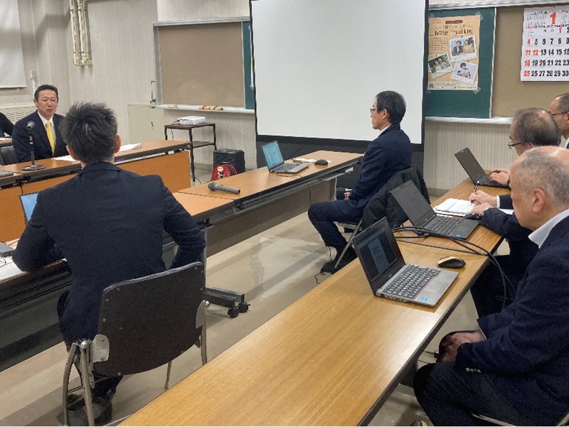 越谷児童相談所の職員の方と意見交換をする黄川田仁志大臣