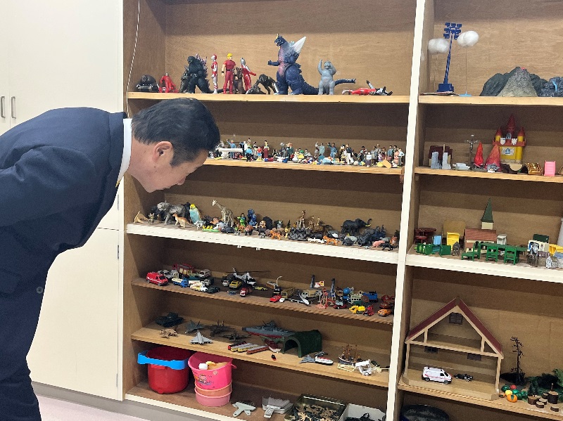 箱庭療法(心理療法)で使用する用具の説明を受ける様子