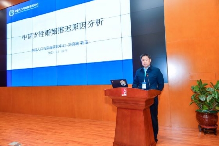 セッション１で発表した斉嘉楠中国人口・発展研究センター調査評価部長