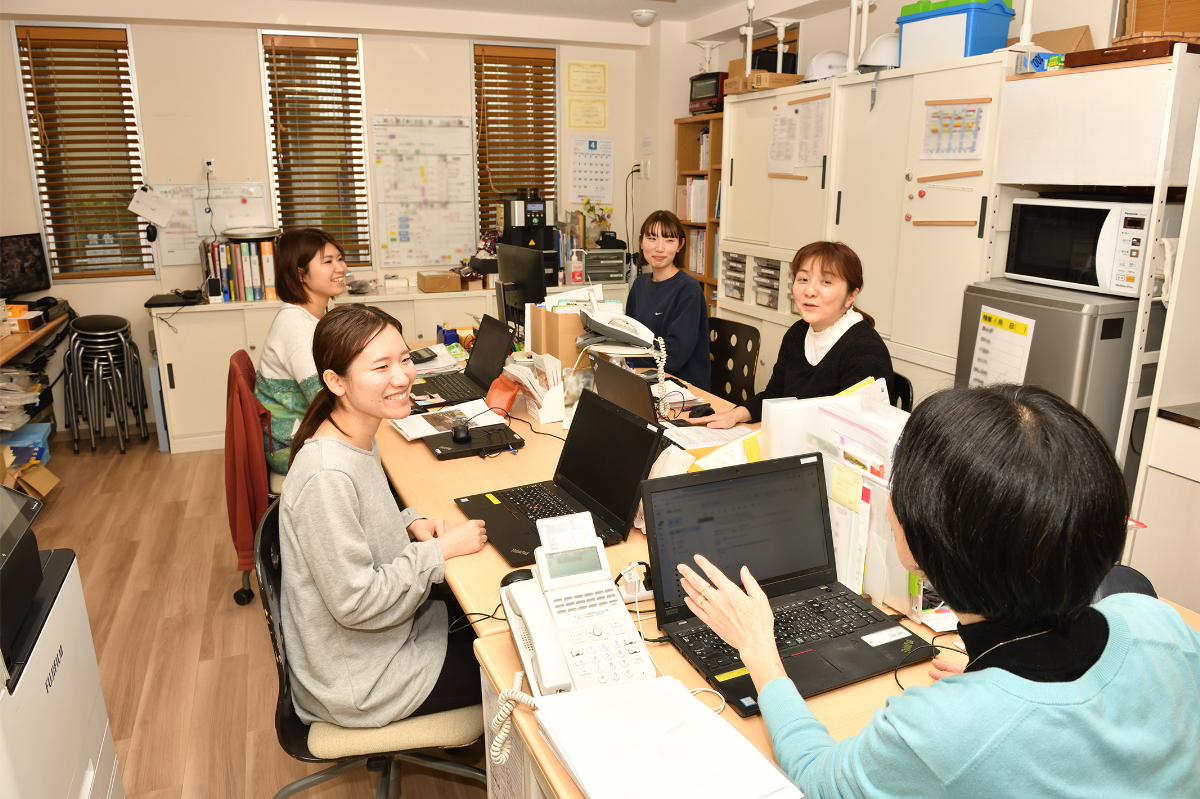 【昼の打ち合わせ】こどもの様子をチームのみんなにも伝え、一緒に考えます
