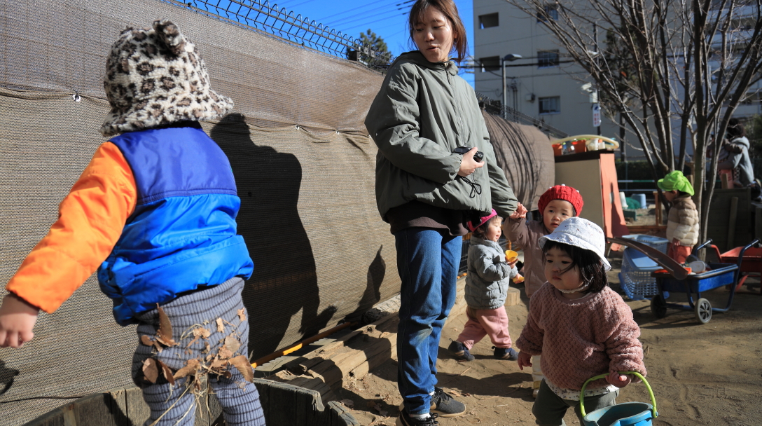 【遊びの活動　園庭】安全に注意して、こどもの遊びを広げていく