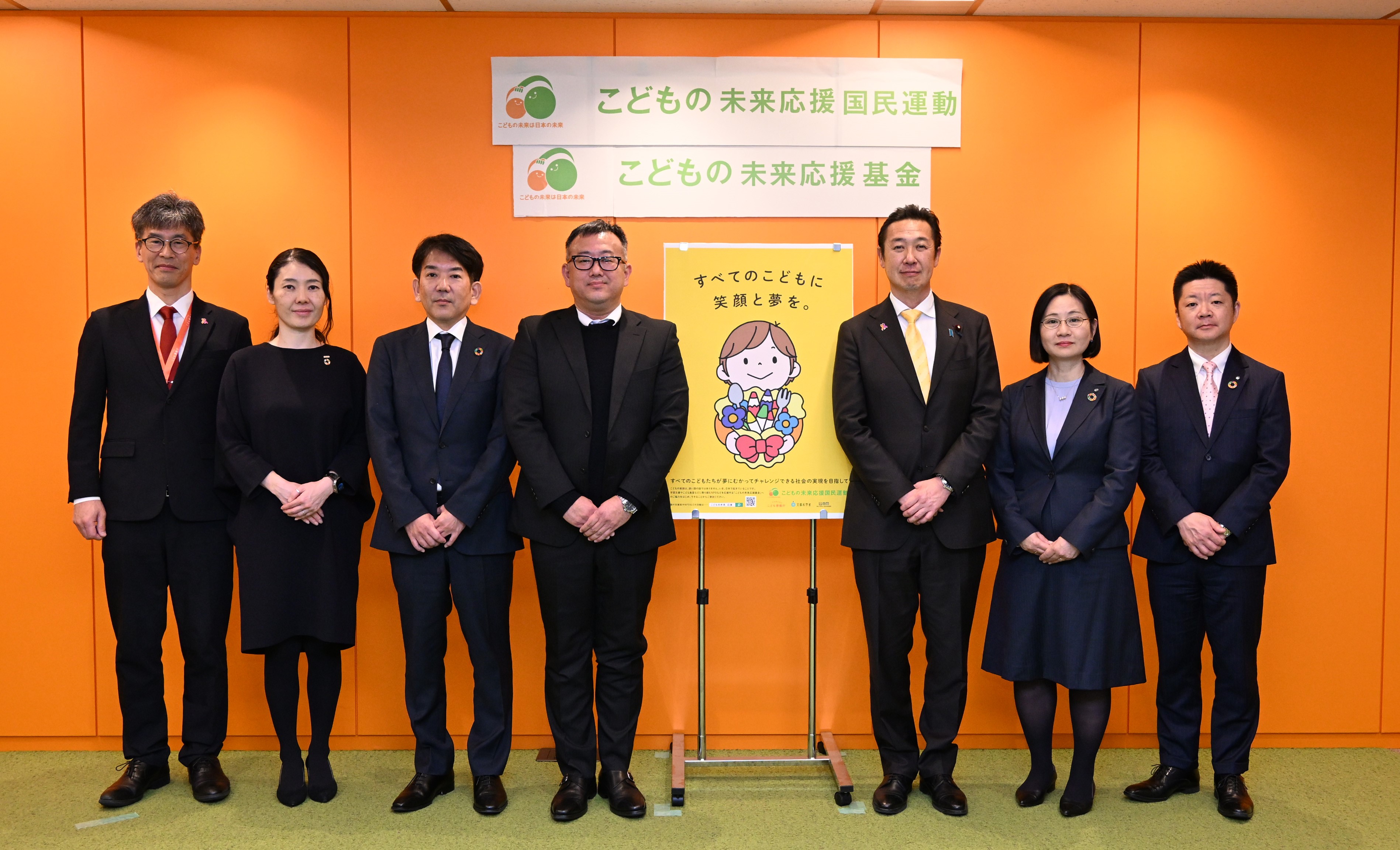 黄川田大臣(右から3人目)、齊藤支援局長(左から1人目)と 感謝状贈呈式にご出席いただいた企業の皆様