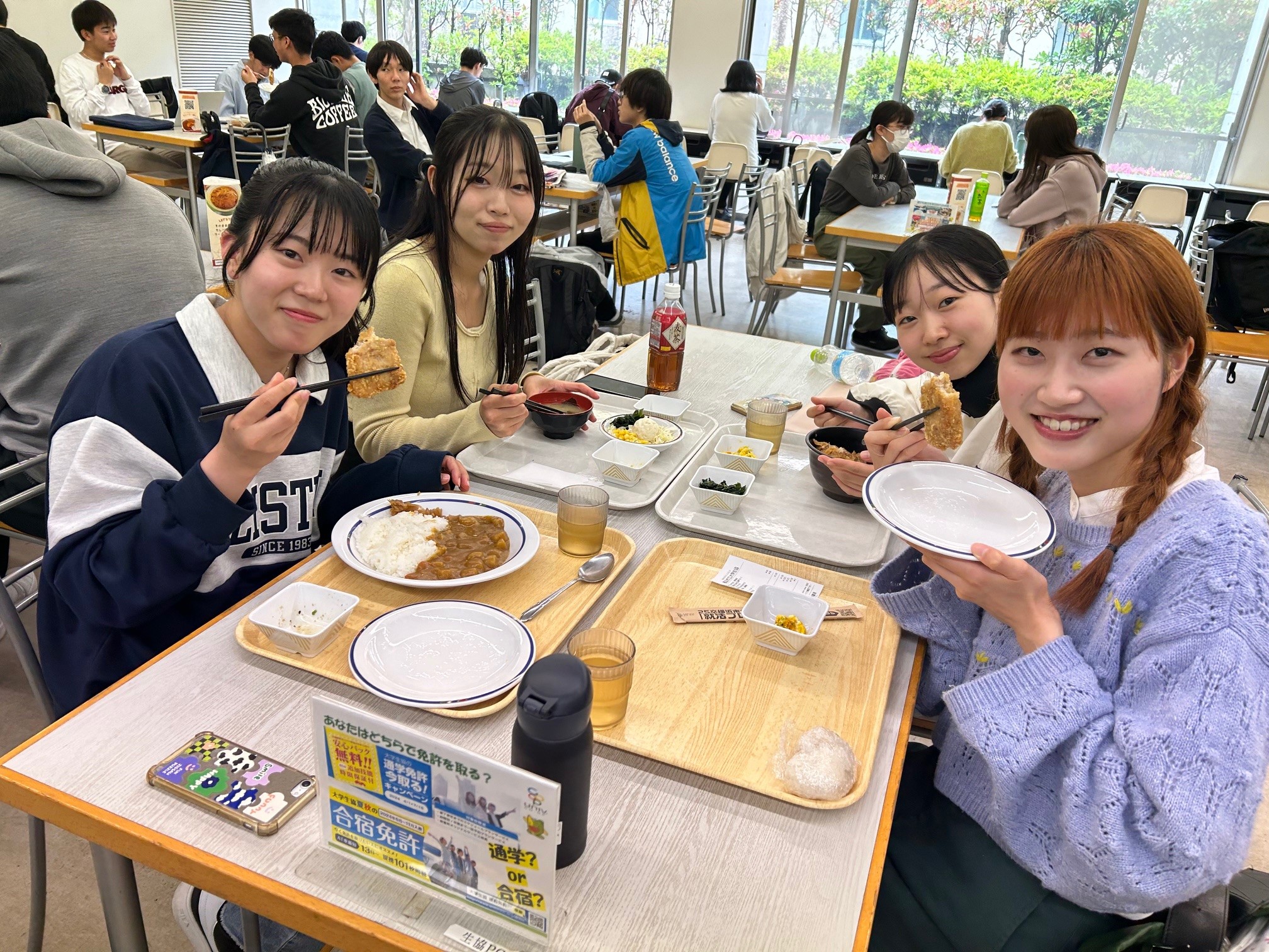 食堂で食事をしている様子