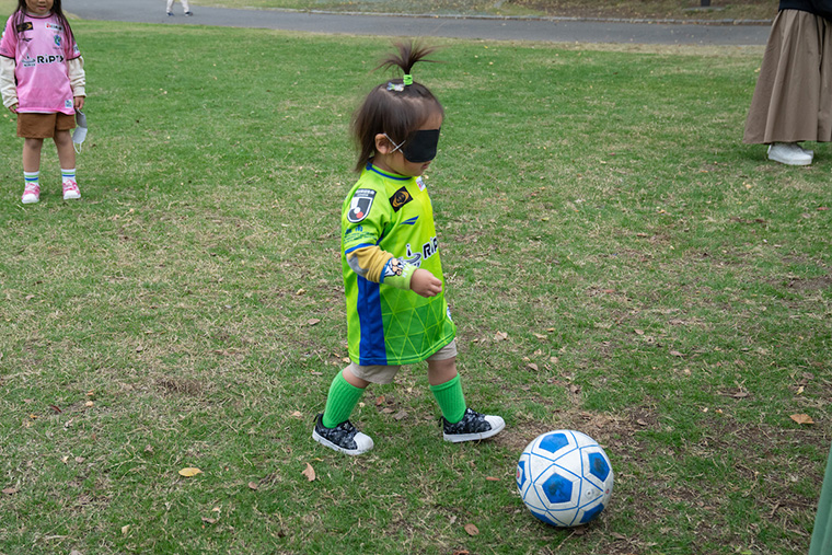 ブラインドサッカーをしているこども