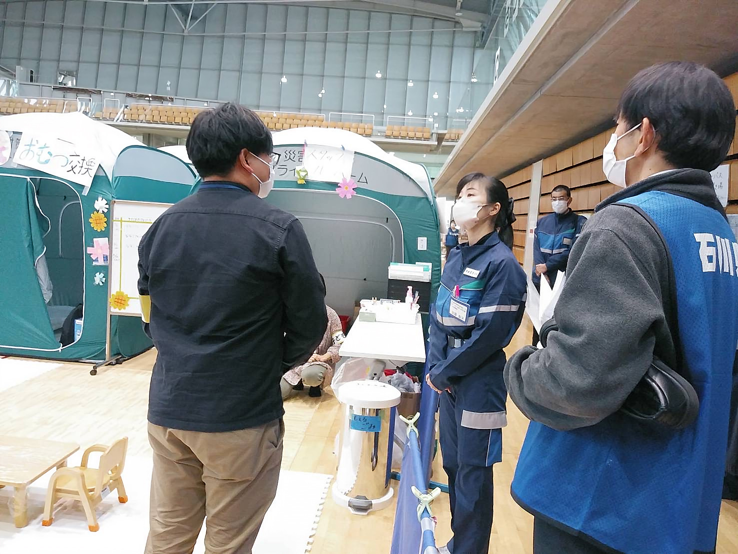 金沢市内の1.5次避難所の状況を視察し、こどもや男女共同参画の視点に立った避難所の運営などについて、関係団体と加藤大臣の意見交換の様子