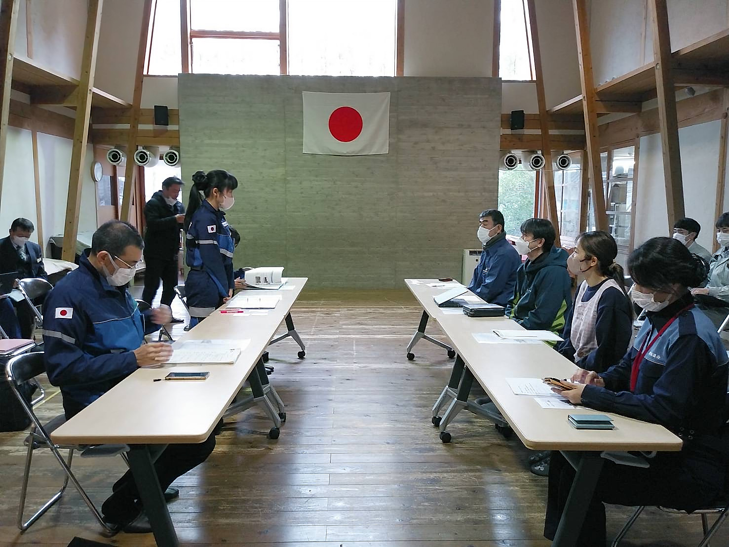 七尾市の認定こども園において、こどもや保護者の様子、保育士の確保などについて園長や保育士の方々と加藤大臣の意見交換の様子